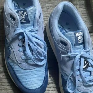 Nike Air Blue Athletic Shoes with Smiley Detail